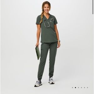FIGS Catarina One Pocket Scrub + Zamora Jogger (XS/XS Hunter Green) SOLD AS SET